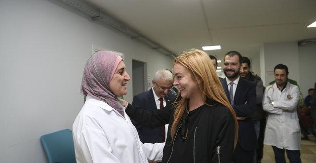 Hollywood yıldızı Lindsay Lohan, Suriyelileri ziyaret etti