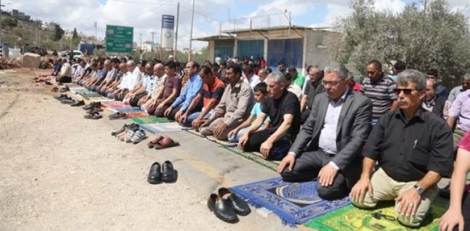 İsrail zorbalığına karşı namaz kıldılar