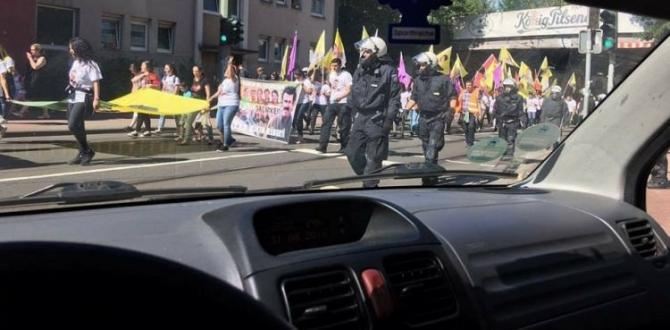 PKK’lılar Alman polisi eşliğinde yürüyüş yaptı