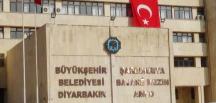 Diyarbakır Büyükşehir Belediyesi binasına Türk bayrağı asıldı