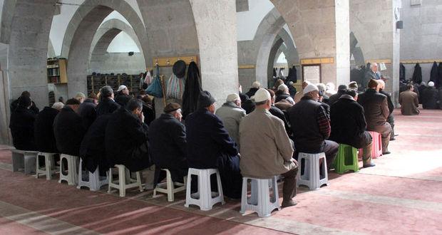 Müftüden tartışılacak fetva: Taburede namaz kılmak caiz değil