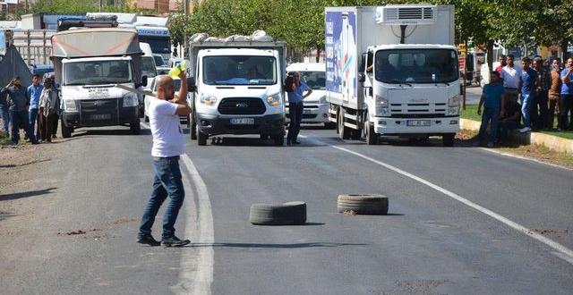 Yolu trafiğe kapattı, linçten polis kurtardı