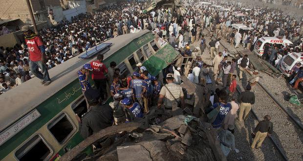 Pakistan’da tren kazası: 17 ölü