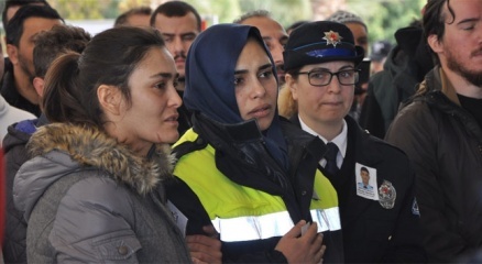 Karnında bebeği, üstünde üniforması ile şehidini uğurladı