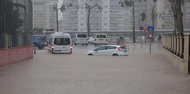 Mersin’de yağmur hayatı felç etti!