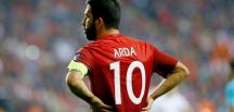 Arda Turan, milli takım uçağında gazeteciye saldırdı!