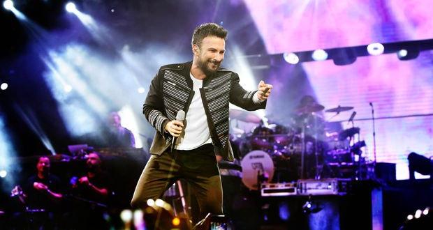 Megastar Tarkan, sahnede şarkı sözünü unuttu!