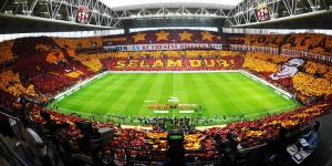 Galatasaray taraftarından Fenerbahçe’ye sürpriz koreografi!