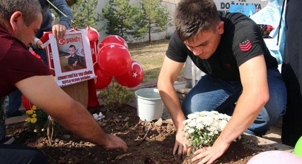 Astsubay baba, minik şehidin ilk yaş gününü mezarı başında kutladı!