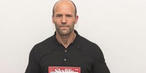 Ünlü oyuncu Jason Statham’dan Milli İrade pozu